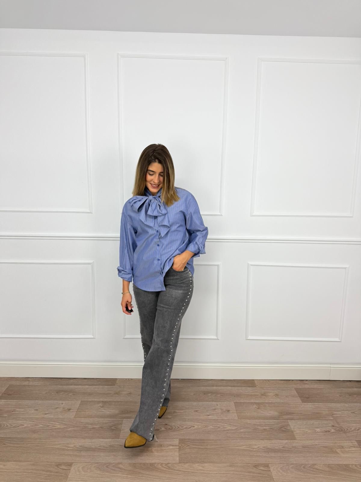 PANTALÓN GRIS TACHUELAS  1