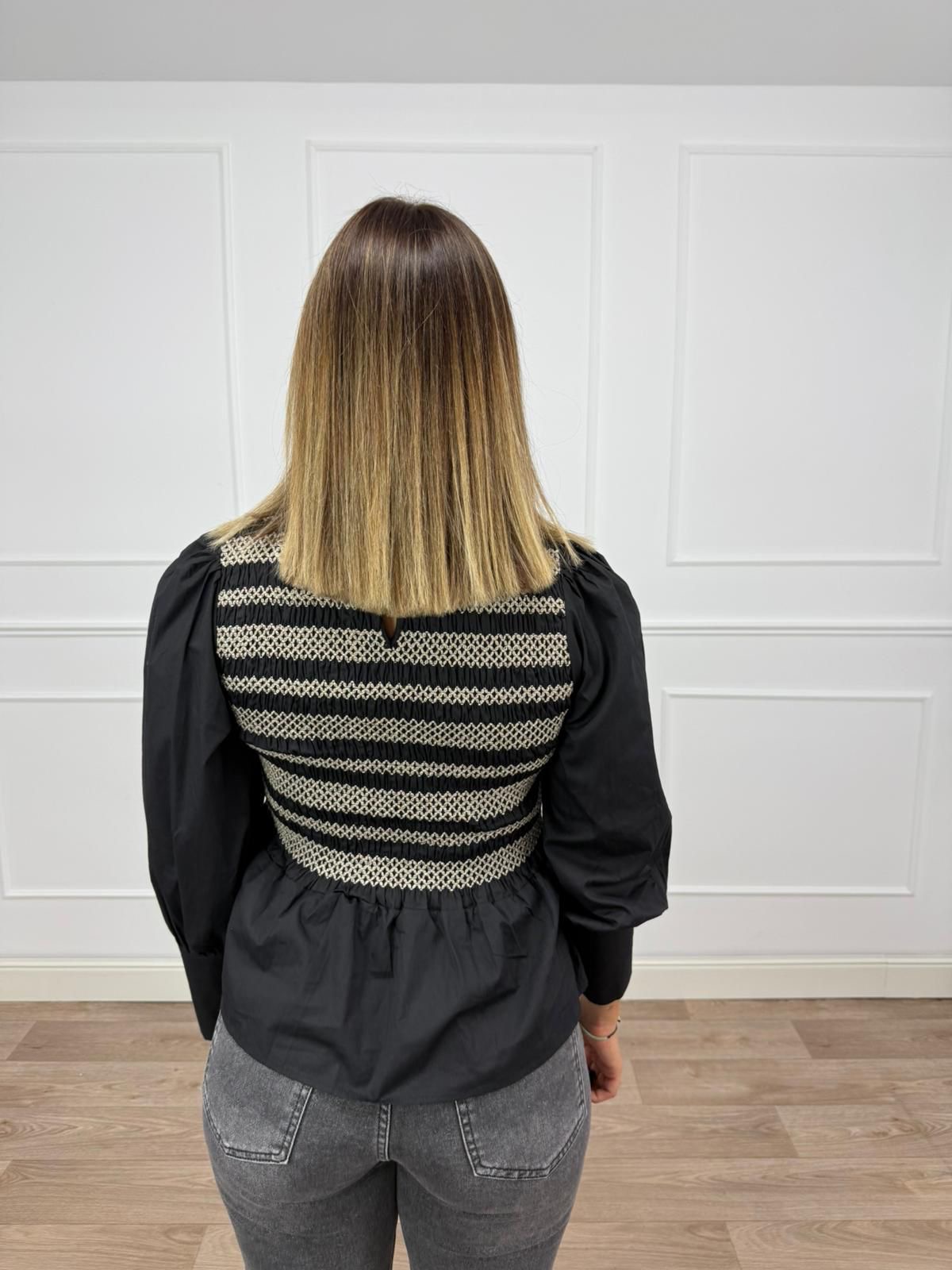 BLUSA NEGRA CON GOMA 3