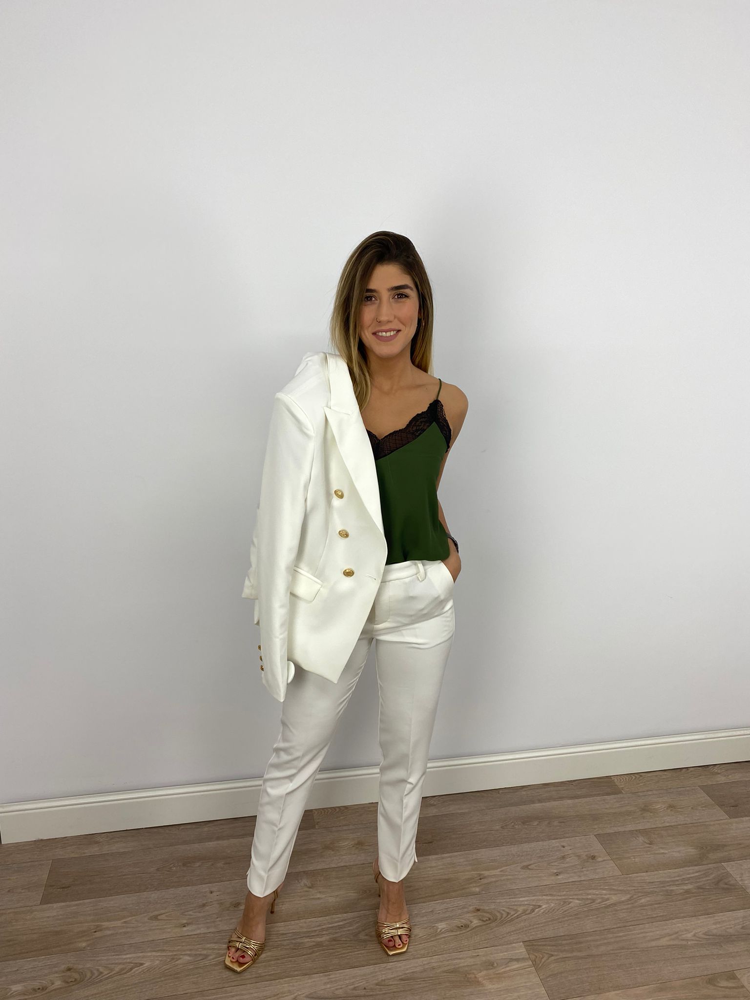 CHAQUETA BLANCA BOTONES DORADOS 1
