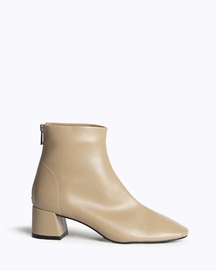 BOTÍN TAUPE CORINA TACON CUADRADO 1