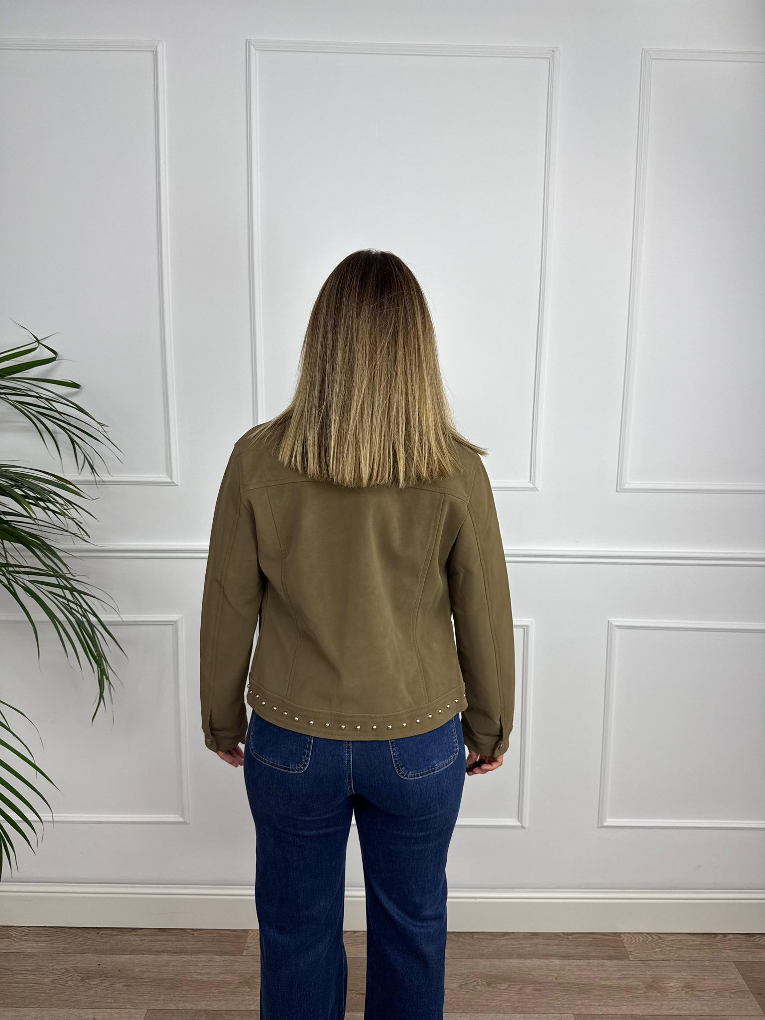CHAQUETA CORTA TACHUELAS BEIGE  2