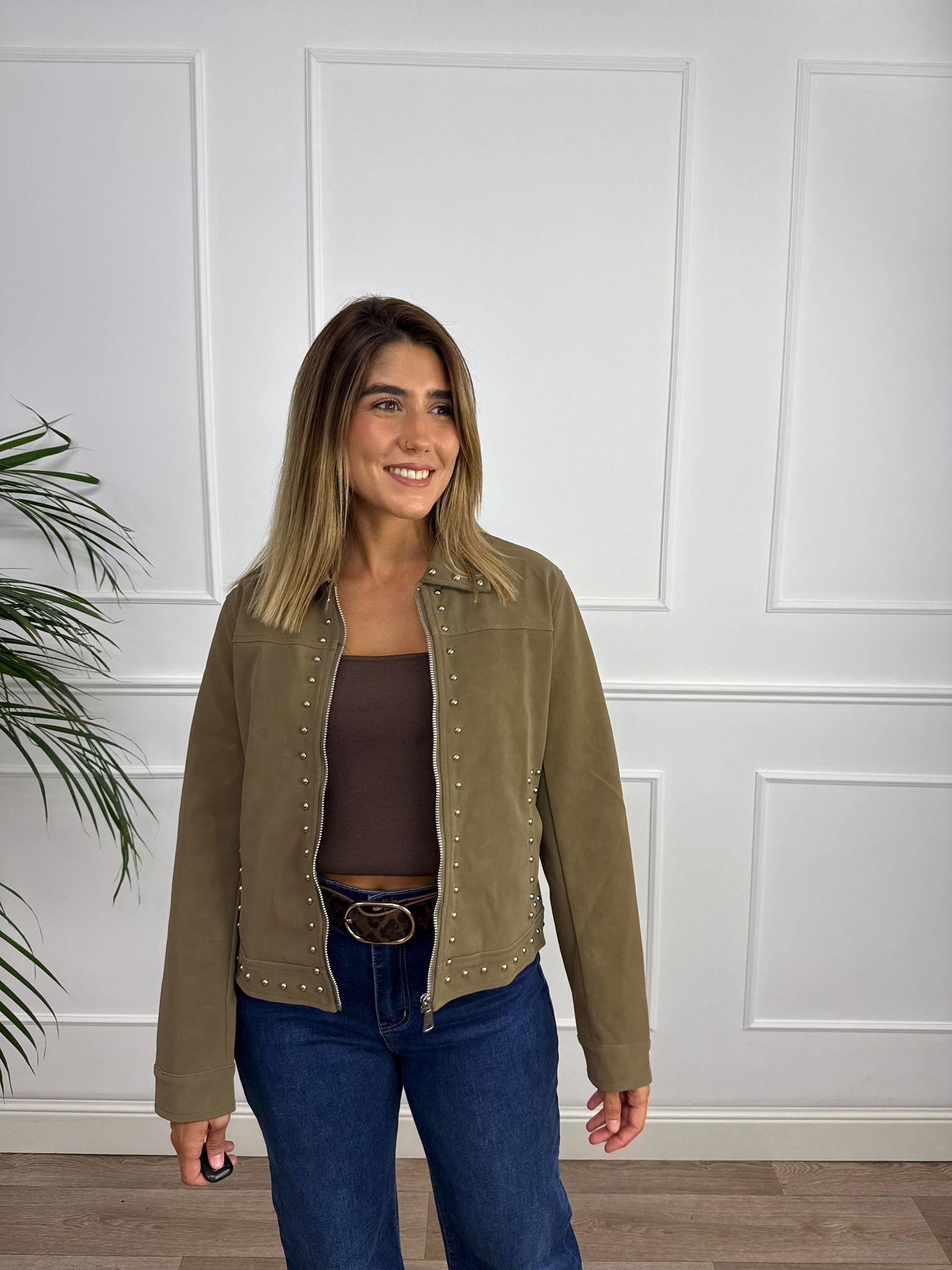 CHAQUETA CORTA TACHUELAS BEIGE  1