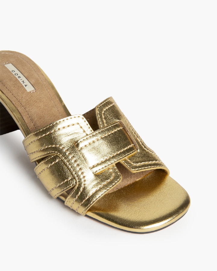 SANDALIA TACÓN BAJO DORADA 3