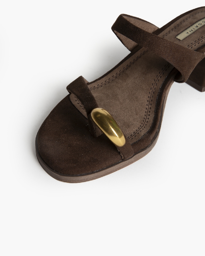 SANDALIA TACÓN BAJO DETALLE DEDO CORINA  1