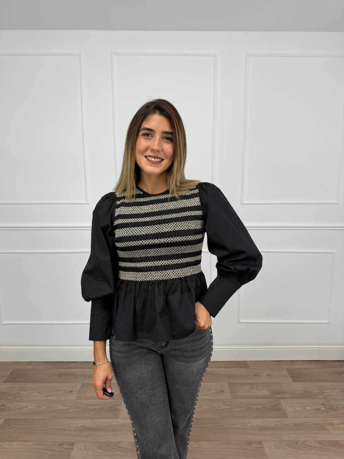 BLUSA NEGRA CON GOMA 1