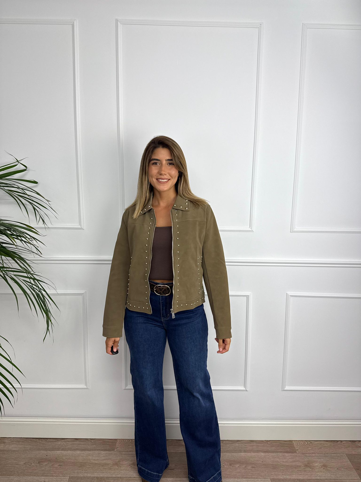 CHAQUETA CORTA TACHUELAS BEIGE  3