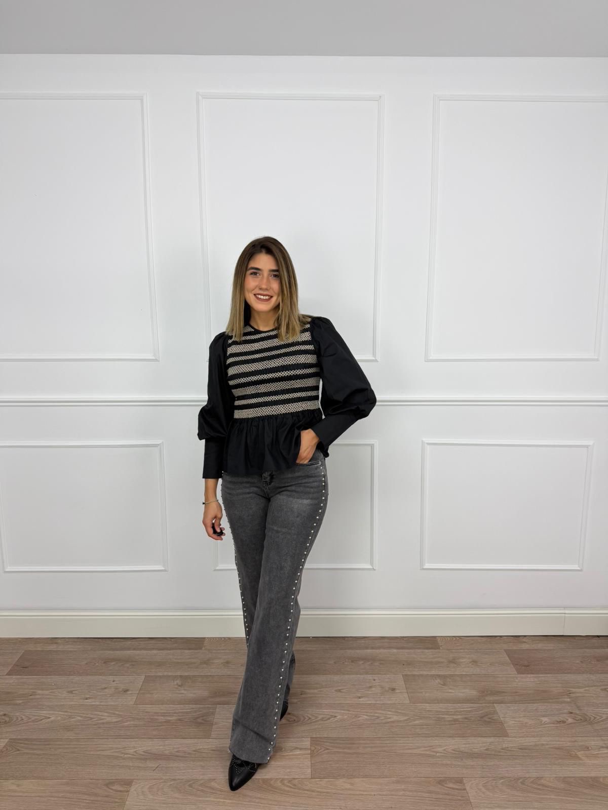 BLUSA NEGRA CON GOMA 2